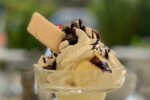 Postre helado con crema y salsa de chocolate