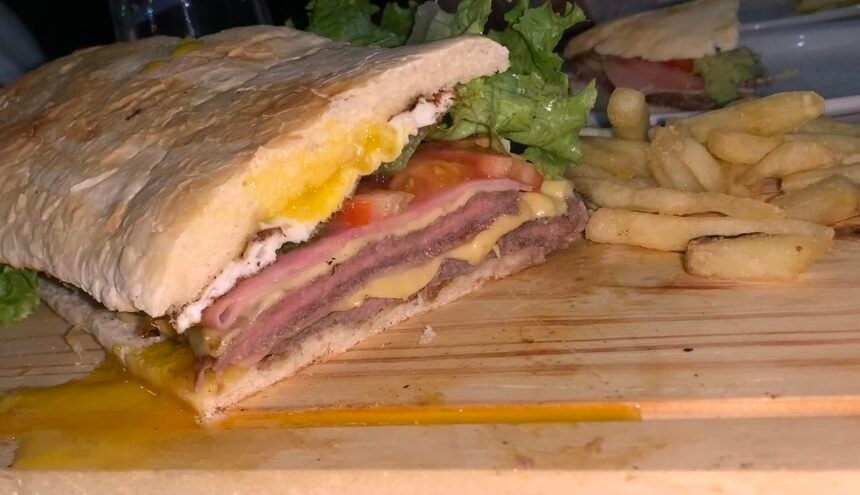 Lomito completo con papas fritas