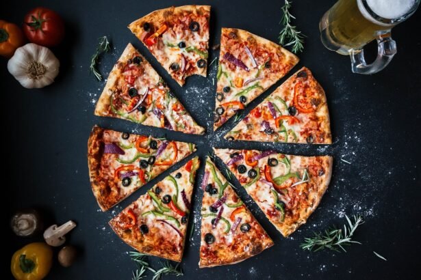 Pizza entera servida sobre una tabla de madera