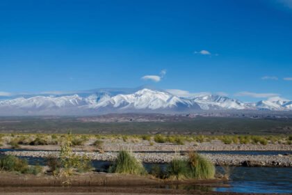 Cordillera y río en Barreal, San Juan
