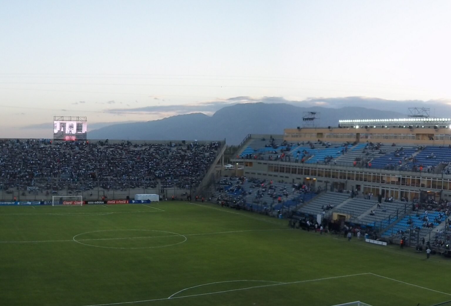 Estadio del Bicentenario en San Juan como referencia para los planes del sábado 18 de abril de 2026.