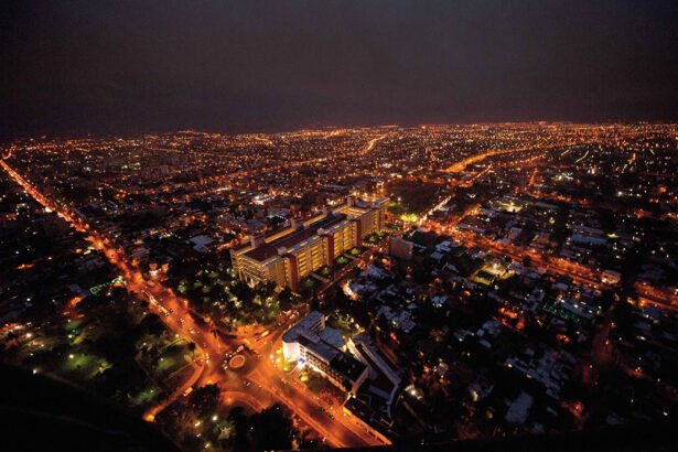 Vista aérea nocturna de la Ciudad de San Juan