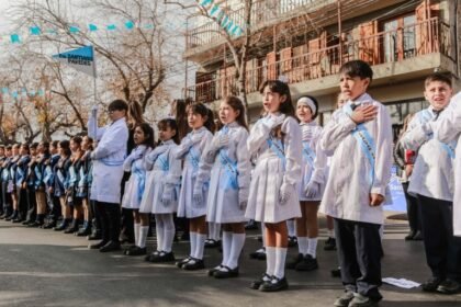 Promesa y renovación de lealtad: miles de estudiantes honran la Bandera en San Juan