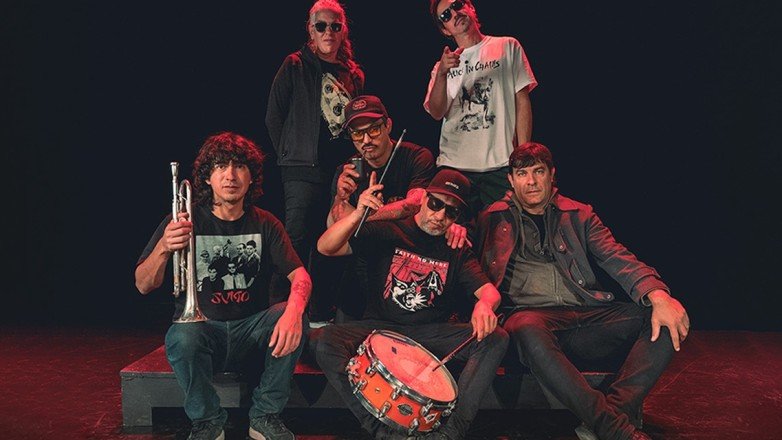 Cuadros Colgados en el Teatro del Bicentenario: rock, Sumo y The Doors