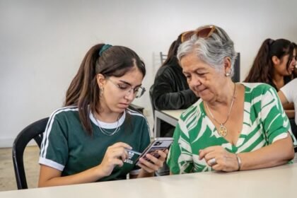 Talleres de autonomía digital para mayores en Rivadavia y Santa Lucía