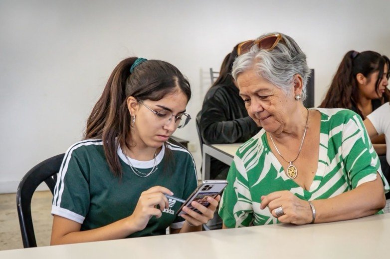 Talleres de autonomía digital para mayores en Rivadavia y Santa Lucía