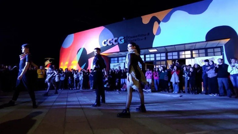 Celebración del arte y la música en el centro cultural de San Juan