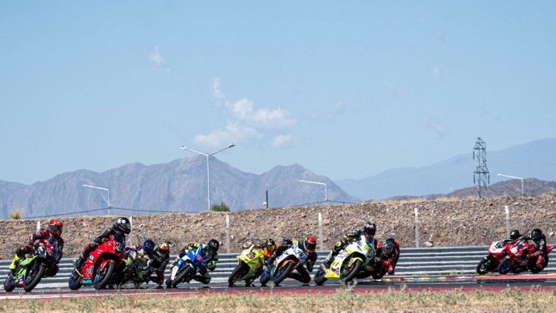 Cumbre del motociclismo en el San Juan Villicum con Mateo Bongiovanni