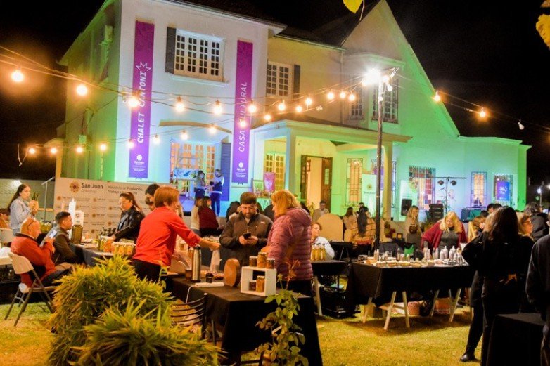 Paseo Cantoni celebra el Día de la Madre con feria y música